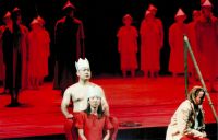 Kwon-Shik Lee (Theseus), Seing-Won Jung (Eriphyle), Dorthe Schulze-Blasum (Polyneikes), Hochschulchor © Frank Heller